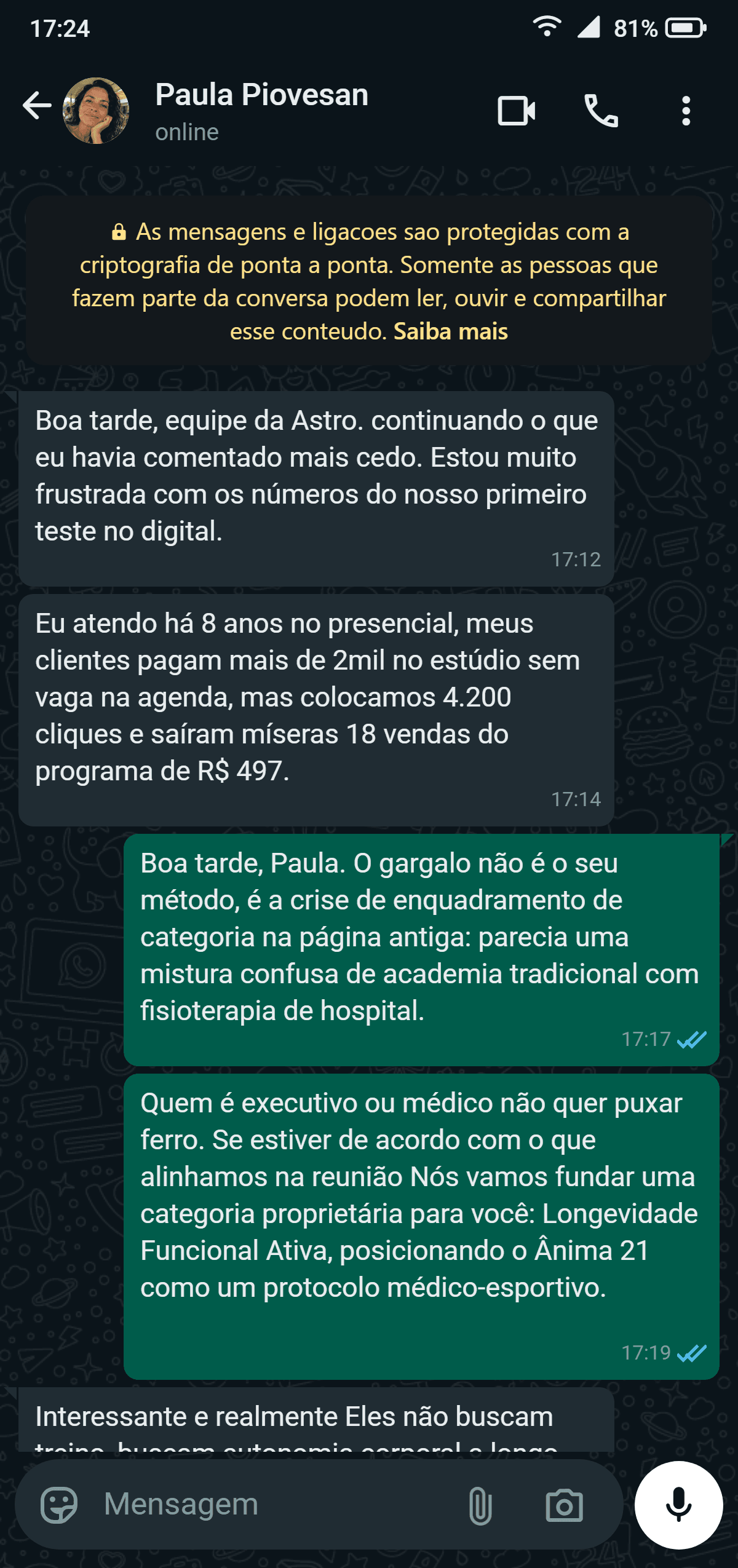 Registro real de conversa no WhatsApp entre Paula Piovesan e a Astro Agency sobre as dúvidas de posicionamento da página