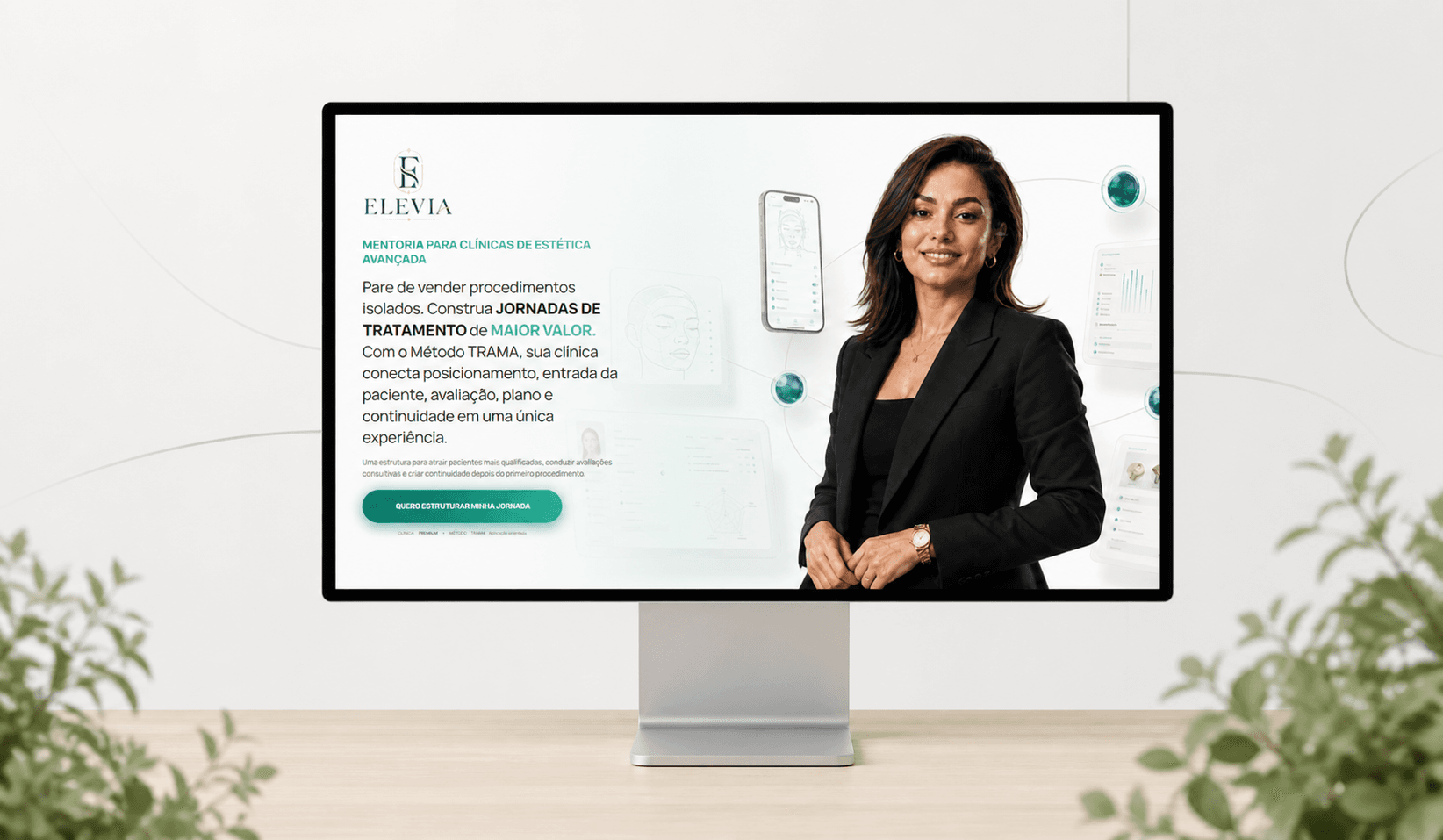 Monitor apresentando a nova interface da página ELEVIA em ambiente de escritório executivo