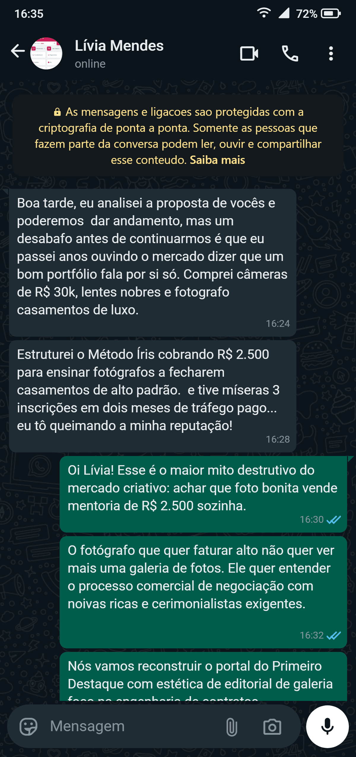 Registro real de conversa no WhatsApp entre Lívia Mendes e a Astro Agency alinhando o diagnóstico da página antiga