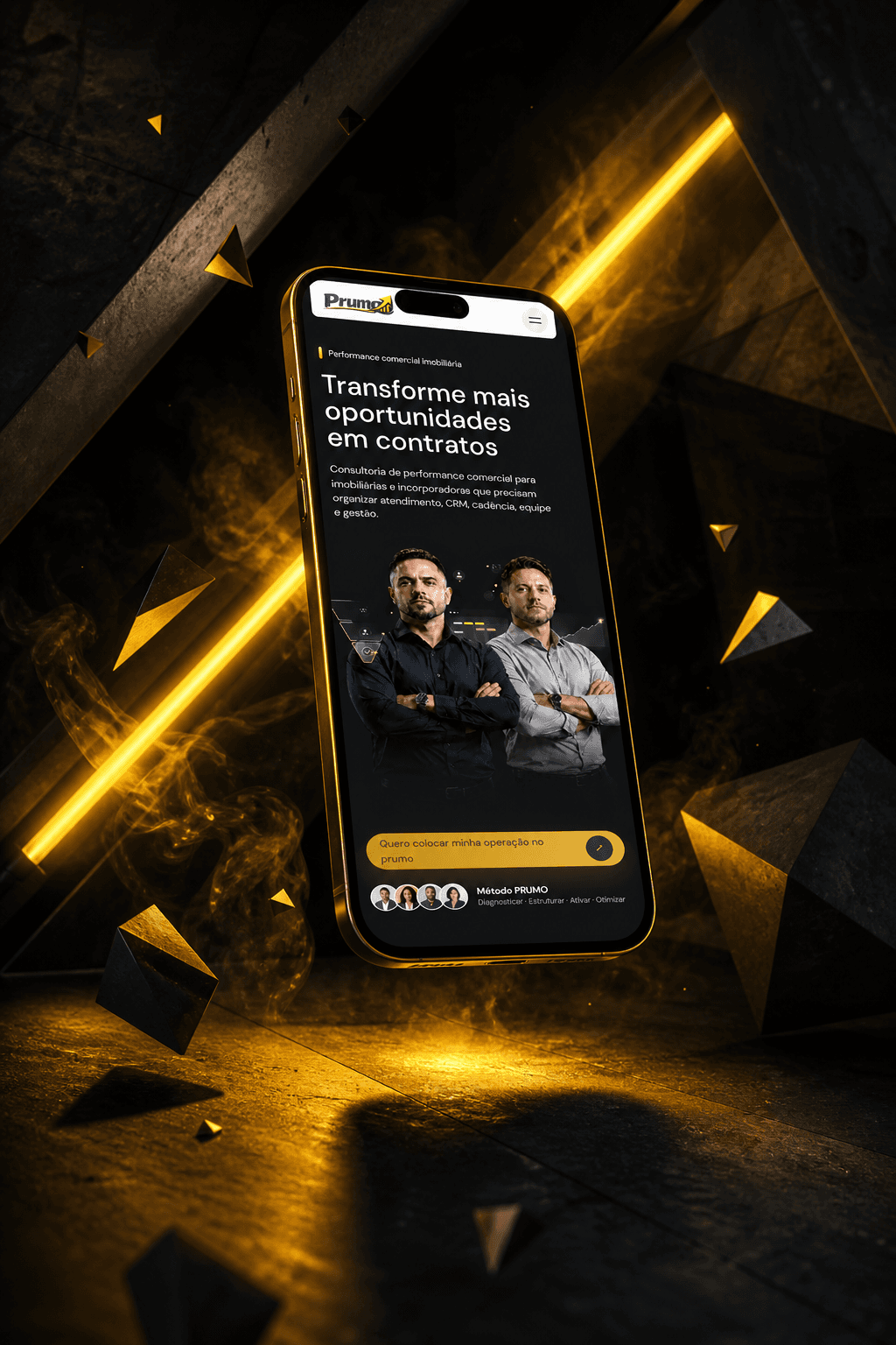 Composição demonstrando a experiência responsiva da PRUMO no smartphone