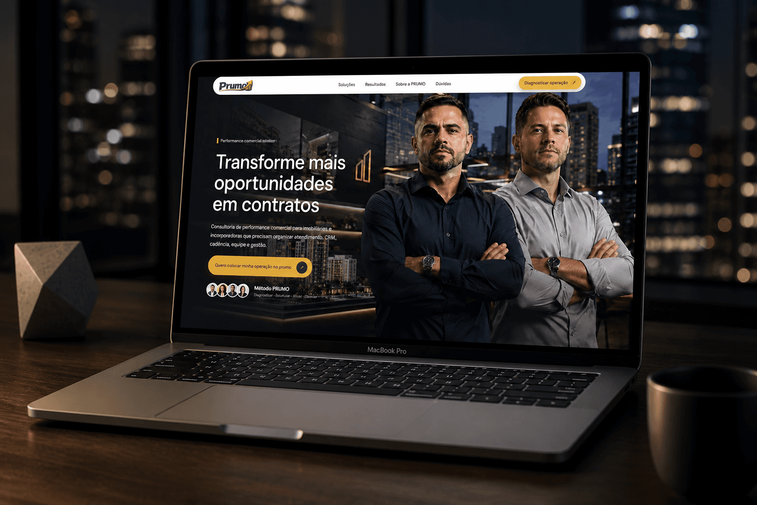 Interface desktop da nova página PRUMO apresentada em notebook executivo