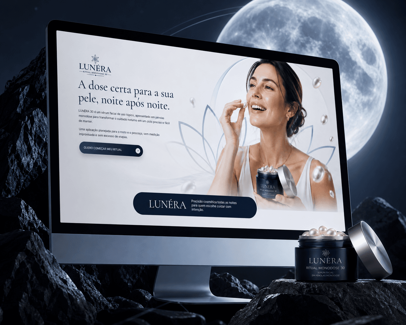 Interface da landing page oficial da LUNÉRA 30 aberta em tela de monitor widescreen sobre pedestal