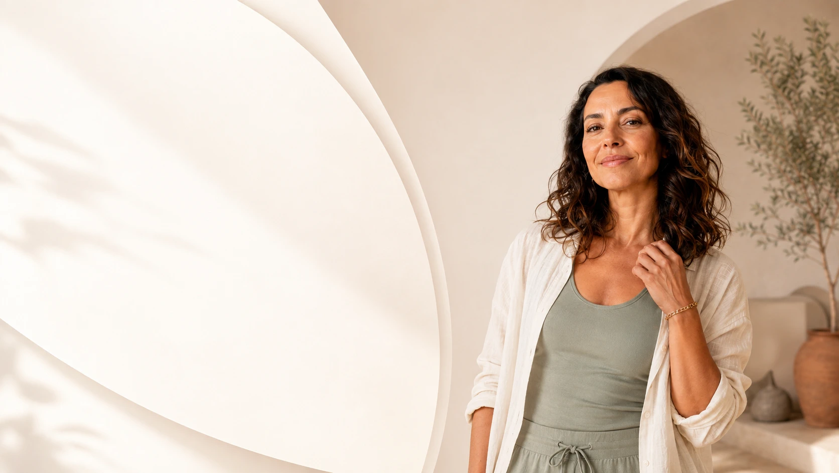 Professora Helena Duarte em um ambiente claro e acolhedor